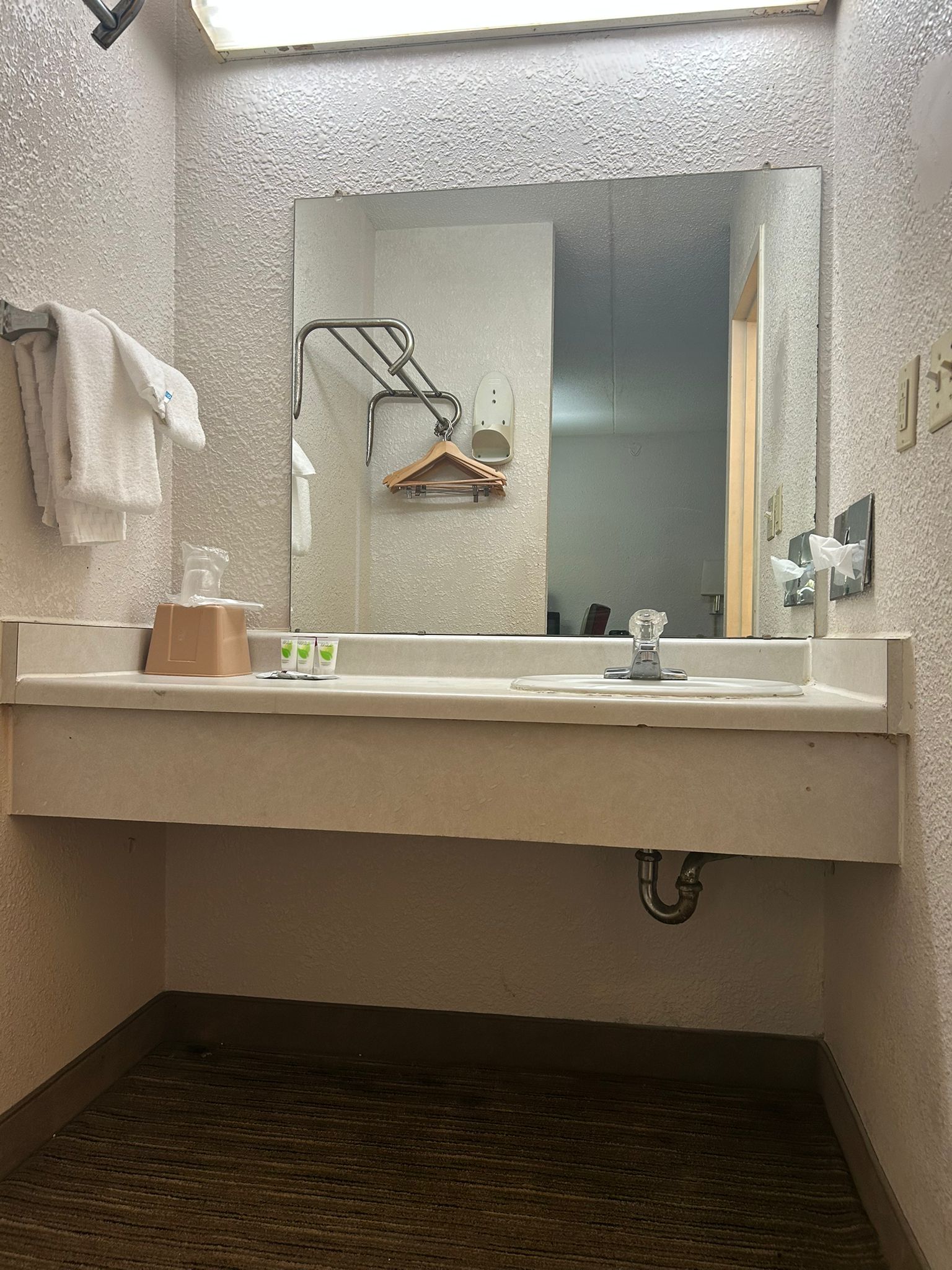 Roseville Inn Photo