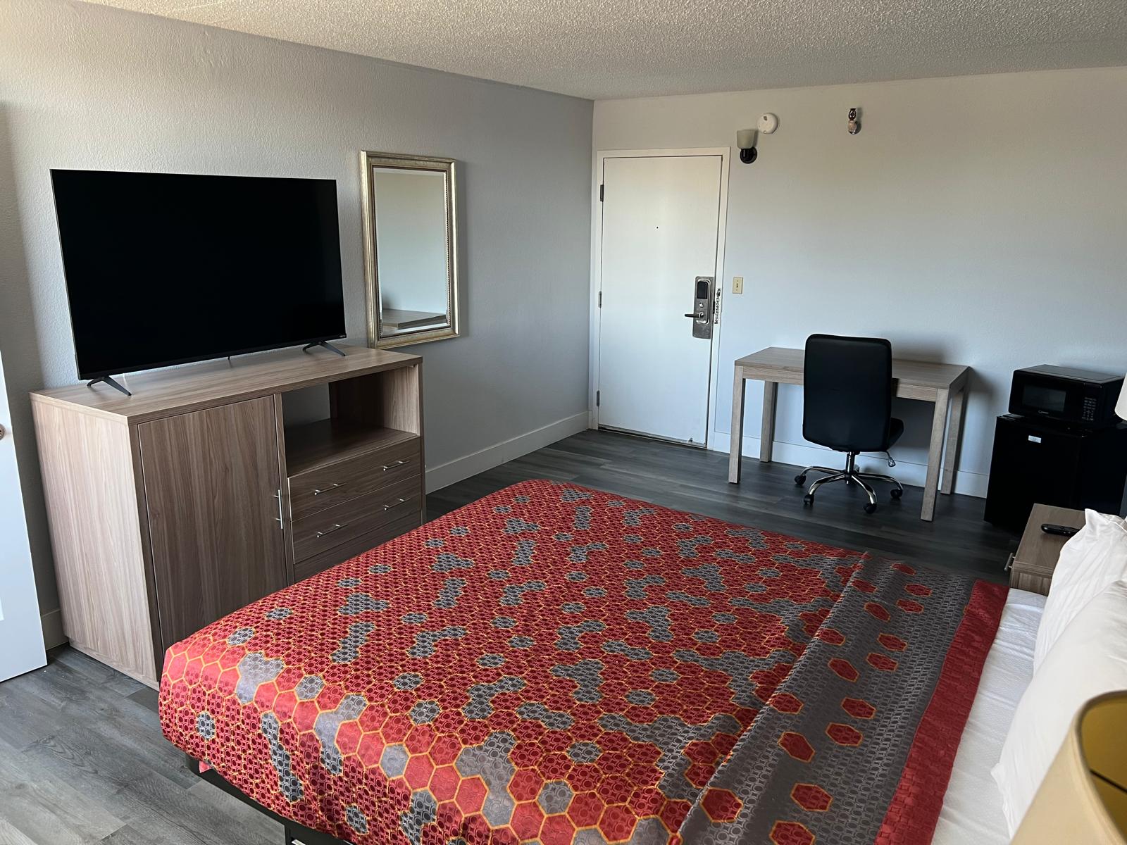 Deluxe 1 Queen bed non-smoking at Roseville Inn