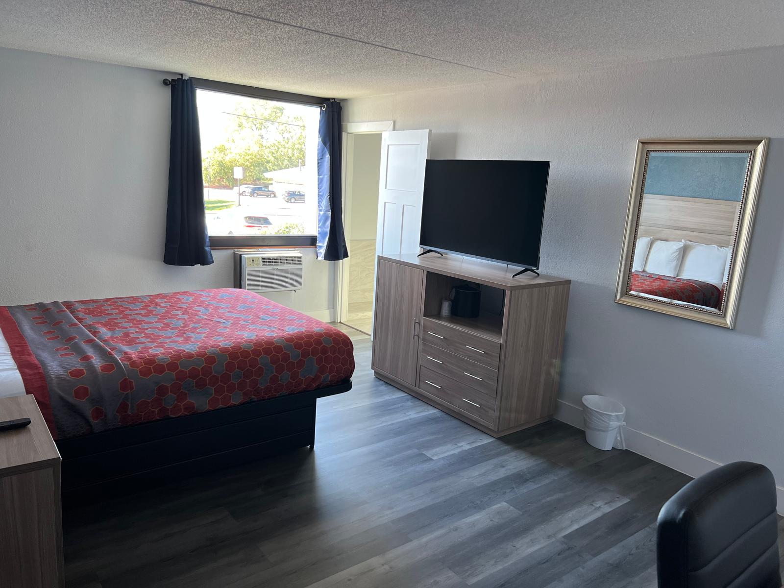 Deluxe 1 Queen bed non-smoking